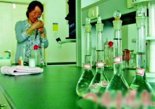 四瓶“珍珠”溶液樣本正在進行鉻含量檢測。