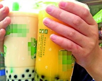 在某商店購買的兩份珍珠奶茶。