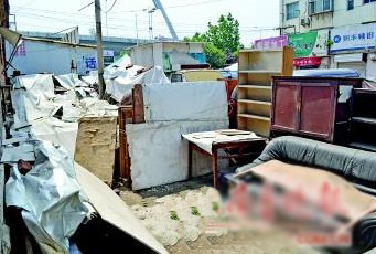 經(jīng)十路和民族大街交叉口附近的地方,堆積了不少廢舊物品。