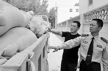 民警查獲的假水泥。