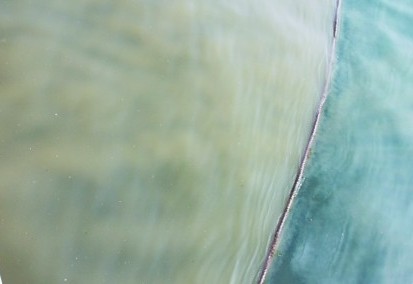 纜繩兩側(cè)，污染較重的海水與污染較輕的海水涇渭分明。