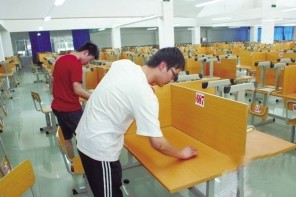 兩名學(xué)生正擦拭剛買(mǎi)下的座位