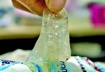 這支冰棍在常溫放置24小時(shí)后,變成了一攤膠狀物。