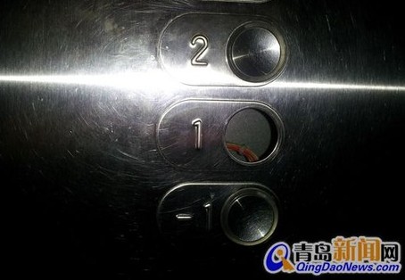 悅喜客來電梯按鈕被挖空電線裸露 兒童險(xiǎn)觸電