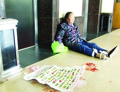電梯里擠滿老人，猛地一顛，迅速墜落。