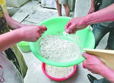 在一家米線加工作坊內(nèi)，執(zhí)法人員發(fā)現(xiàn)一個(gè)盆內(nèi)盛著白色的粉狀物，其中還有不少結(jié)塊