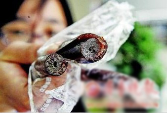 保質(zhì)期還有8個(gè)月,果丹皮竟然發(fā)霉長了毛。