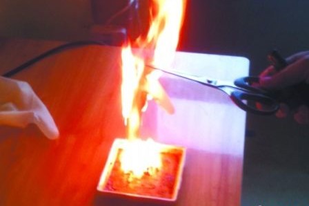 兩元錢的手套燃燒時煙絮大，燃燒后呈顆粒狀