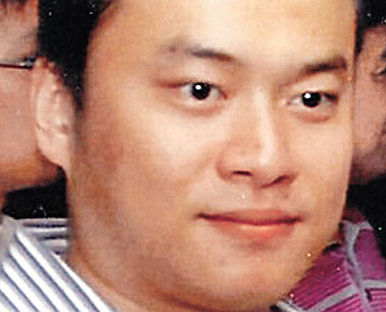 在新加坡撞車的限量版法拉利，車主為四川富豪馬馳，其妻子為四川電視臺前新聞主播何婷婷