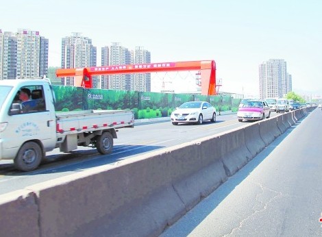 黑龍江路中間混凝土制的隔離墩在夜間難以看清。