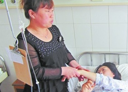 家人正在給初女士按摩，并不時開導(dǎo)她。