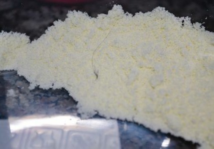 奶粉中的異物清晰可見。奶粉里發(fā)現(xiàn)毛發(fā)