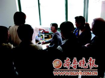 業(yè)主在開發(fā)商辦公室與工作人員發(fā)生爭執(zhí)。