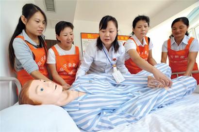 技校企業(yè)聯(lián)姻培養(yǎng)金藍領(lǐng) 月薪均超3000元
