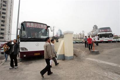 青島火車(chē)站驚現(xiàn)天價(jià)停車(chē)場(chǎng) 停一月收1500元
