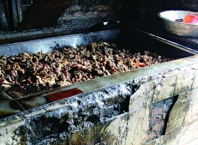 工業(yè)用豬油疑似流向餐桌 制作現(xiàn)場骯臟不堪