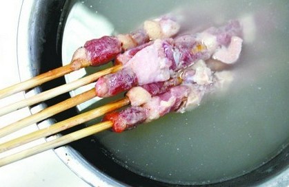 肉串泡在熱水中后，清水變成了'濃湯'。