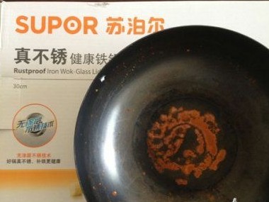 使用三天后的蘇泊爾“真不銹”鍋，銹跡斑斑。