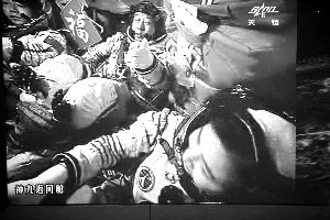 神九飛船與天宮一號(hào)交會(huì)對(duì)接時(shí)，艙內(nèi)航天員鎮(zhèn)定操作。