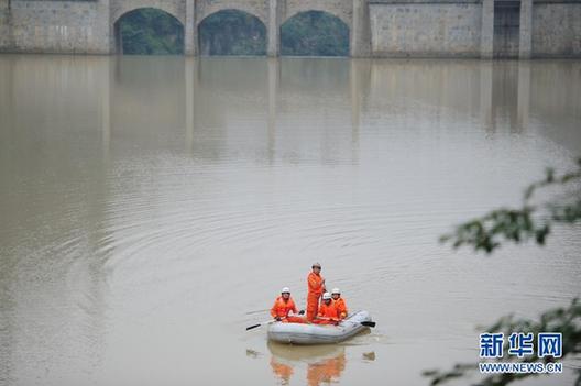 貴州面包車(chē)翻車(chē)落水 1人遇難8人失蹤
