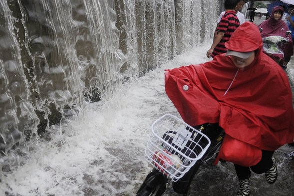 杭州暴雨 市民上街捕魚(yú)
