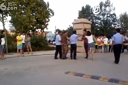 網(wǎng)曝青島農大保安圍毆小情侶 棍棒相加女子苦求