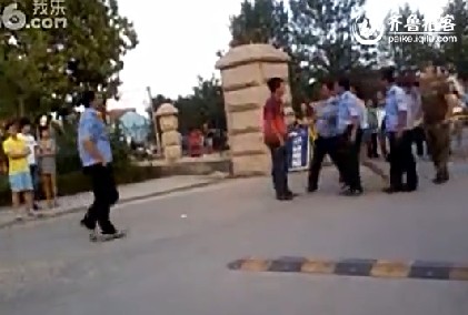 網(wǎng)曝青島農大保安圍毆小情侶 棍棒相加女子苦求