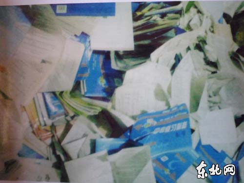 堆在鍋爐房地上的各種練習(xí)冊(cè)等待焚燒。東北網(wǎng)記者 張強(qiáng) 翻拍