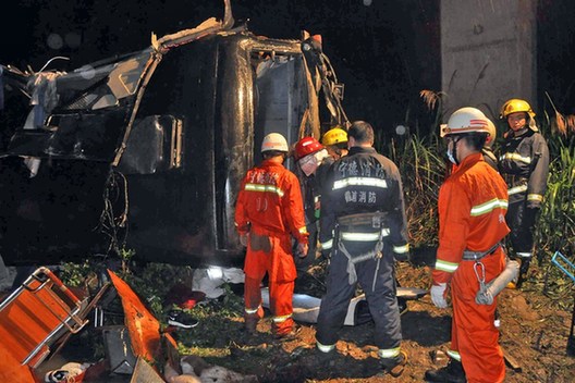福建霞浦客車(chē)墜入山谷致17人死亡