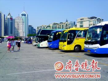前海限行疏通沿海堵癱市區(qū) 五四廣場(chǎng)變爆滿停車場(chǎng)
