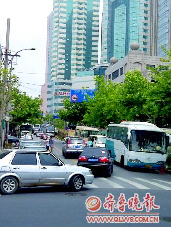 前海限行疏通沿海堵癱市區(qū) 五四廣場(chǎng)變爆滿停車場(chǎng)