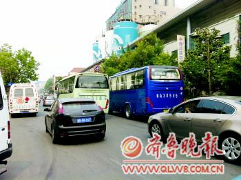 前海限行疏通沿海堵癱市區(qū) 五四廣場(chǎng)變爆滿停車場(chǎng)