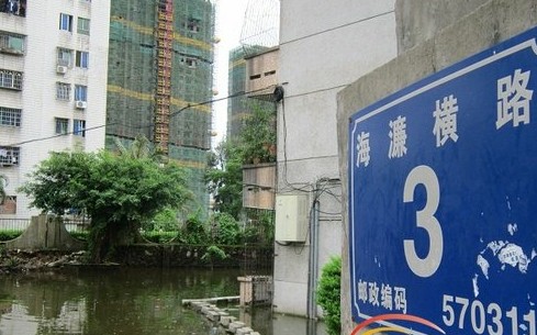 海濂橫路3號正門口，一眼望去全部是水，第一棟樓的居民們自行用大磚頭鋪路