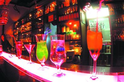青島酒吧老板很難當:每天一睜眼花1萬元 親自迎客