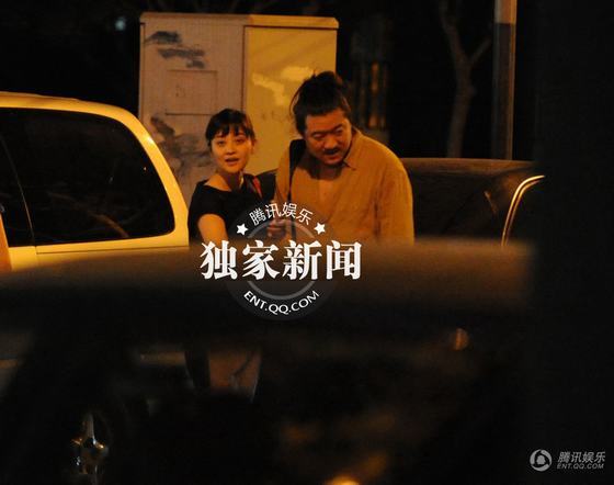 梅婷深夜泡吧心情好 笑顏會(huì)見(jiàn)神秘男