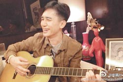 梁朝偉在生日派對(duì)表演自彈自唱，逗得在場(chǎng)好友哈哈大笑