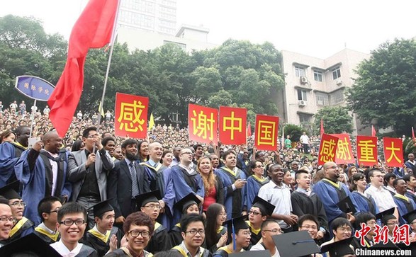 大學(xué)外國畢業(yè)生打標語感謝中國