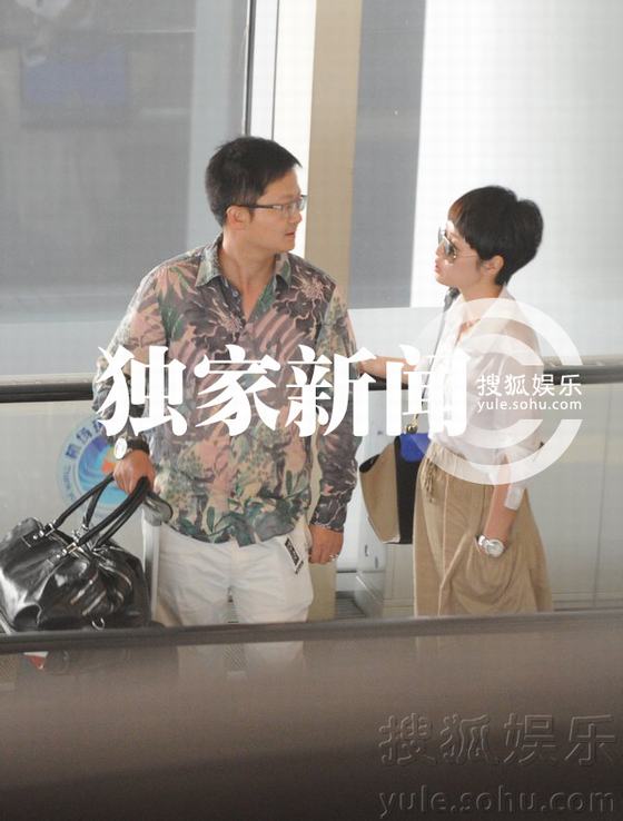 馬伊琍回京神秘男相伴左右 機(jī)場(chǎng)熱聊開(kāi)豪車回家