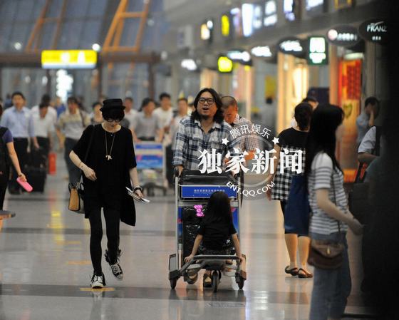 高曉松一家三口機(jī)場秀甜蜜 80后嬌妻扮潮愛女撒嬌