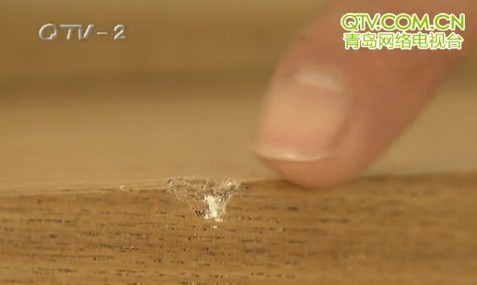 男子1萬(wàn)6買(mǎi)實(shí)木家具3年才知被騙 商家稱(chēng)桌腿是就算