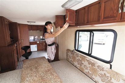 青島房車18萬(wàn)1輛駛向西藏 內(nèi)部20平廚房吧臺(tái)俱全