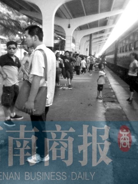 　因車廂停電，乘務員讓乘客下車透氣。網(wǎng)友陳克婷/供圖