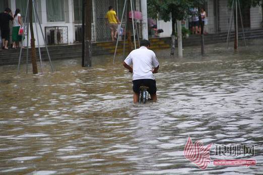 臨沂暴雨街道成河 公交積水市民駕充氣船出門