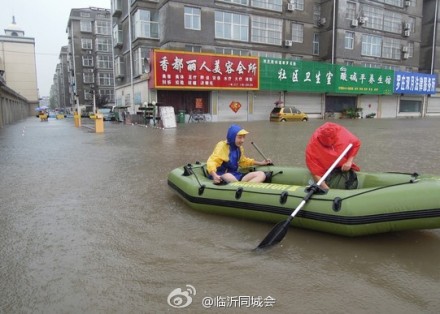 臨沂暴雨街道成河 公交積水市民駕充氣船出門(mén)