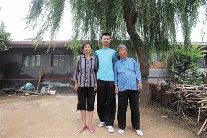 634分寒門學(xué)子無(wú)錢上學(xué) 午餐饅頭配咸菜1天生活費(fèi)5元