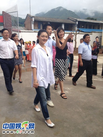 　大S汪小菲赴云南小學(xué)做慈善 大S囑咐孩子不要賣(mài)自己簽名