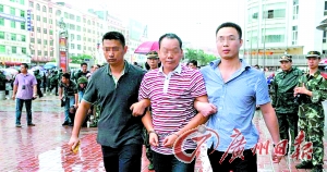 胡某星（中）被抓捕歸案。
