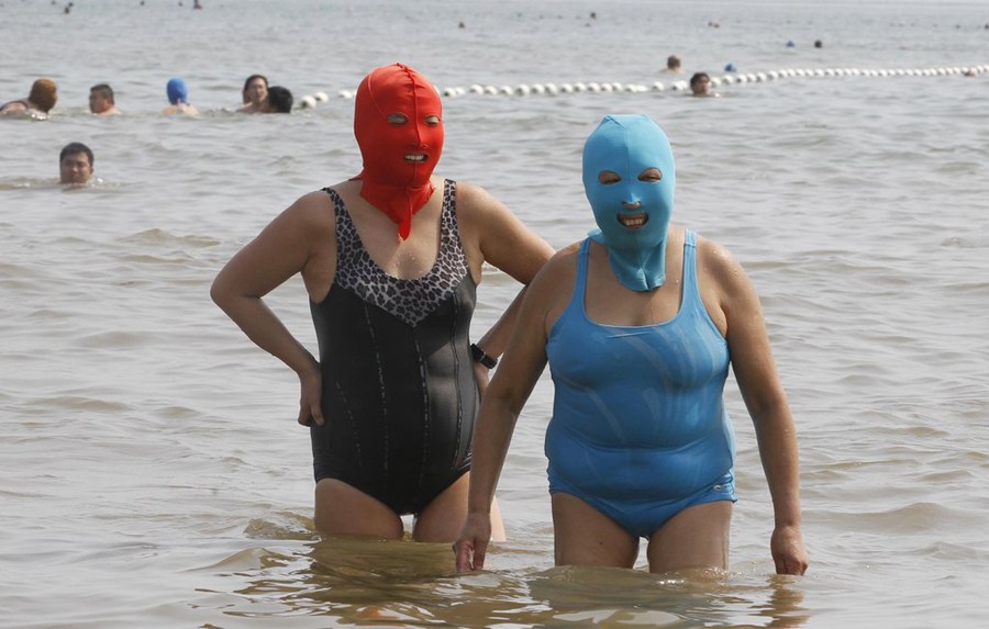 7月6日，山東青島第一海水浴場，女士們戴著尼龍面罩在海水浴場游泳。