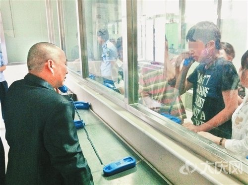 3年未見(jiàn)，父子倆見(jiàn)面時(shí)失聲痛哭