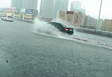跨海大橋匝道雨篦子堵塞積水 6輛車(chē)熄火被淹